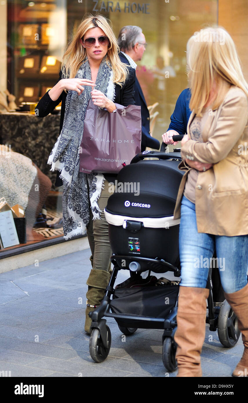 Abigail Clancy, alias Abigail Clancy, aka Abbey Clancy Abigail Clancy aka aka aka Abbaye Crouch Crouch Abigail Abigail Clancy Abbaye aka aka aka Crouch Crouch, Abigail, va faire les courses chez Zara à Liverpool avec son bébé Sophia et sa mère Karen Liverpool, en Banque D'Images