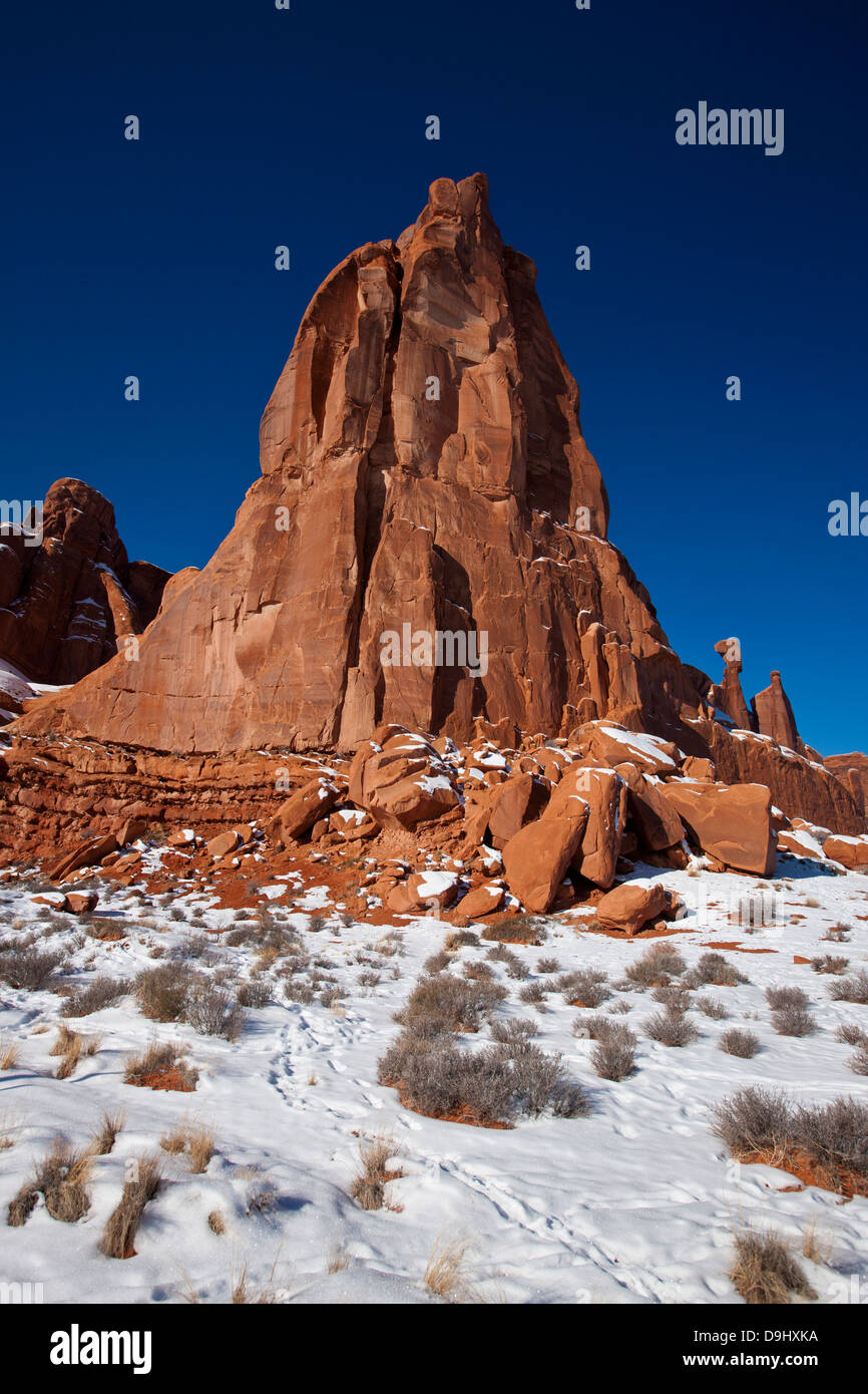 Grande formation de roche de grès rouge avec de la neige en hiver, Arches National Park, Utah, United States of America Banque D'Images