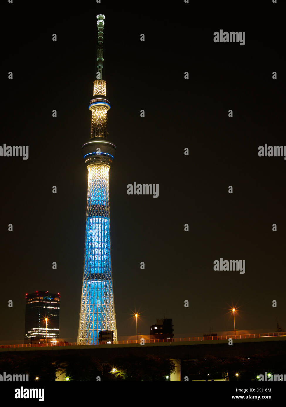 Tokyo Sky Tree par Sumida River éclairée la nuit Banque D'Images
