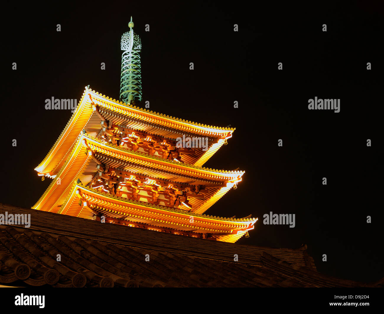 La pagode de 5 étages de Senso-ji temple illuminé de nuit Banque D'Images