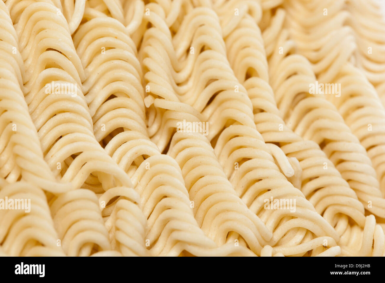 Des nouilles Ramen rapide avec les carottes et les petits pois Banque D'Images