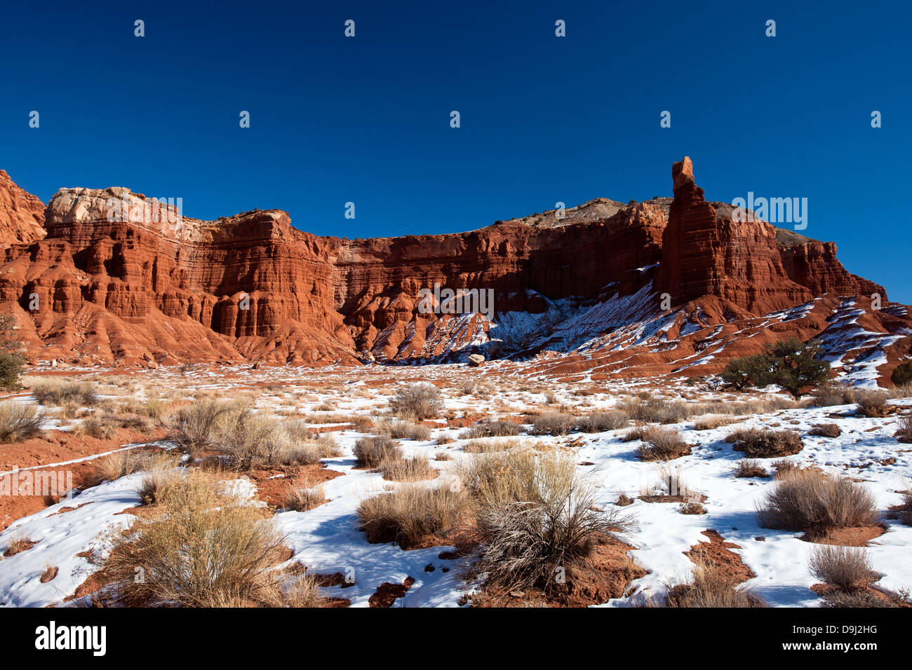 Chimney Rock vu de Chimney Rock trail le matin avec de la neige au sol, Capitol Reef National Park, Utah, United States of America Banque D'Images