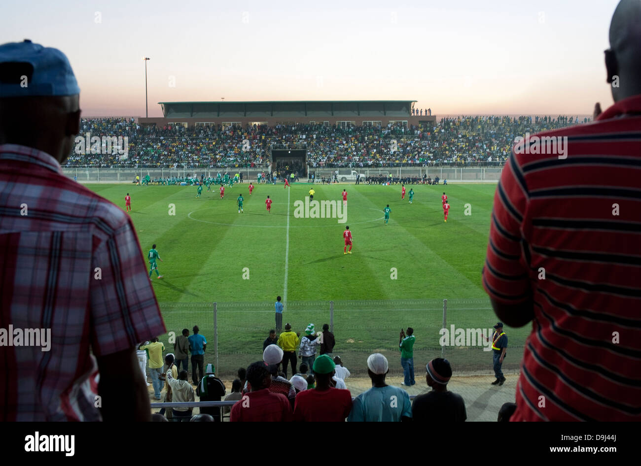 <p >Football fans watch friendly entre la Corée du Nord du Nigéria en stade Makhulong Tembisa Johannesburg le 6 juin 2010 devant la FIFA Banque D'Images
