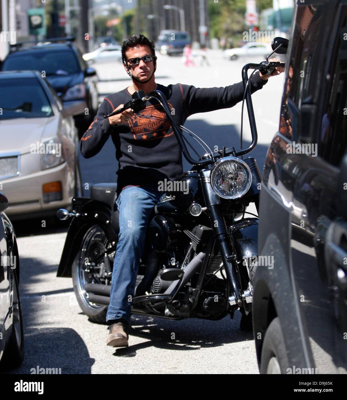 Lorenzo Lamas prend sa moto pour un drive à Beverly Hills, Los Angeles, Californie - 01.04.11 Banque D'Images
