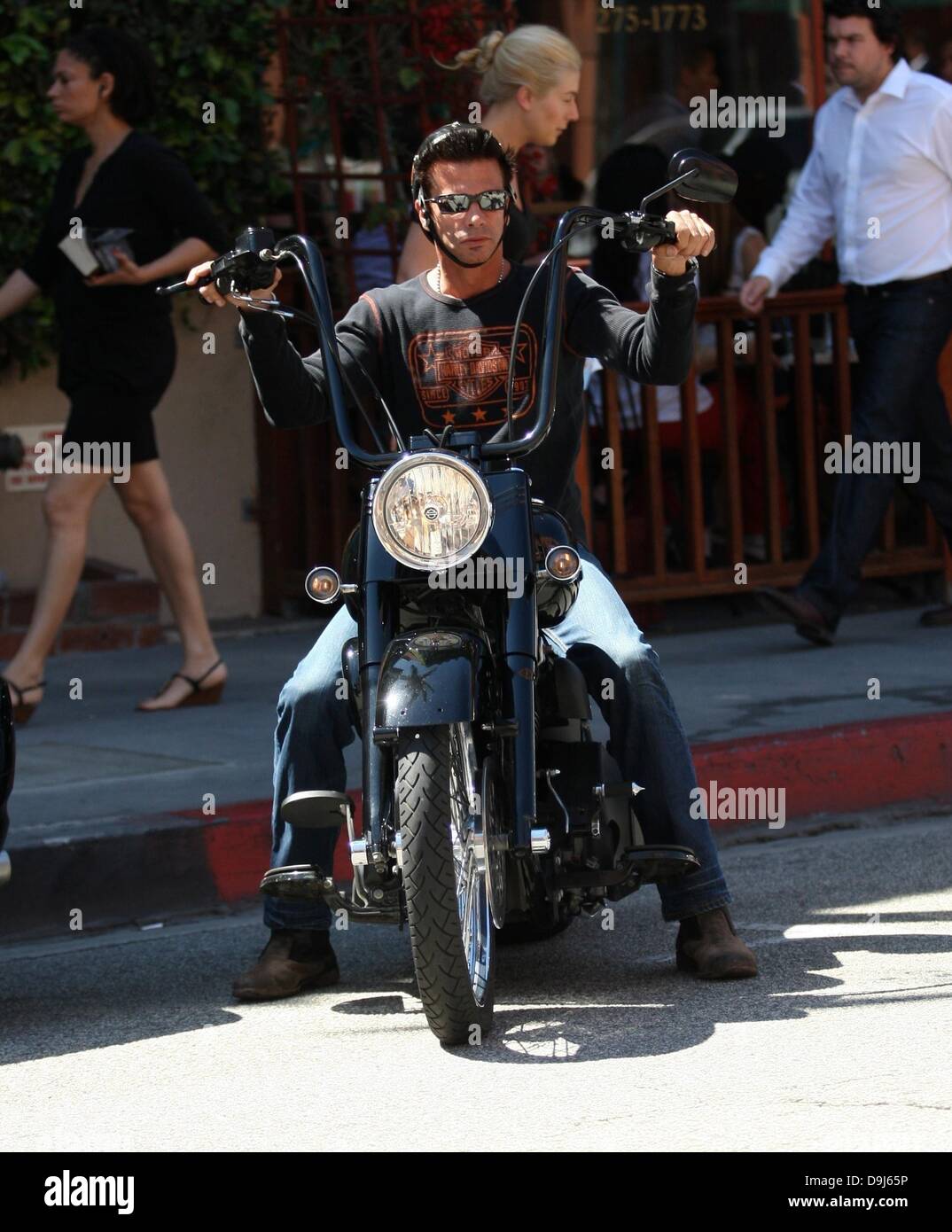 Lorenzo Lamas prend sa moto pour un drive à Beverly Hills, Los Angeles, Californie - 01.04.11 Banque D'Images