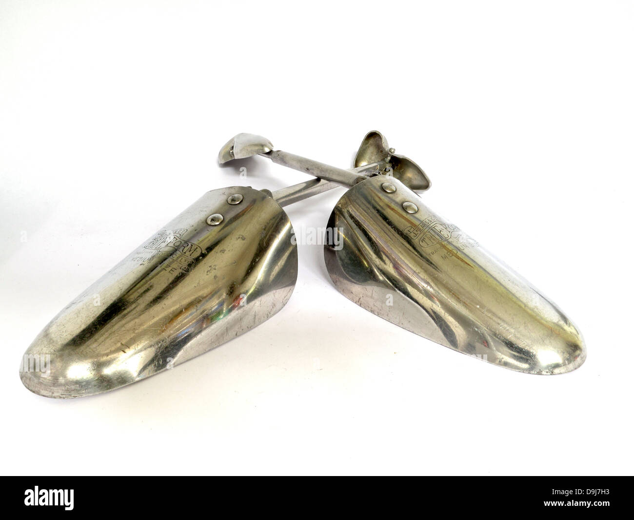 Utilisé mais Très propre Vintage paire de chaussures en aluminium - un article classique vintage qui a été beaucoup utilisé dans les temps passés et maintenant utilisé dans les fenêtres Banque D'Images