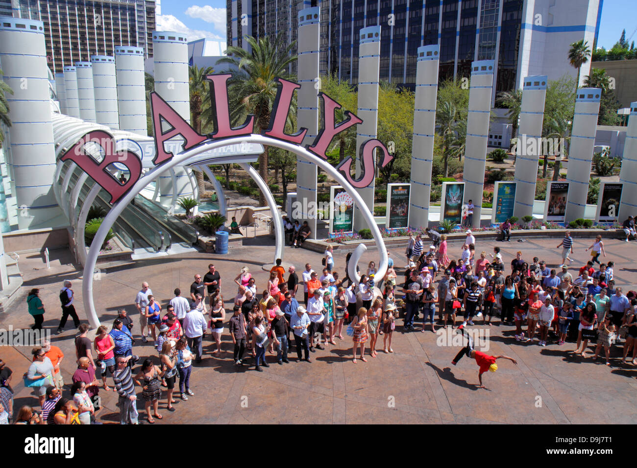Las Vegas Nevada, le Strip, South Las Vegas Boulevard, Bally's Las Vegas Hotel & Casino, interprète de rue, conseils de bus, public, foule, pause dansante, NV130 Banque D'Images