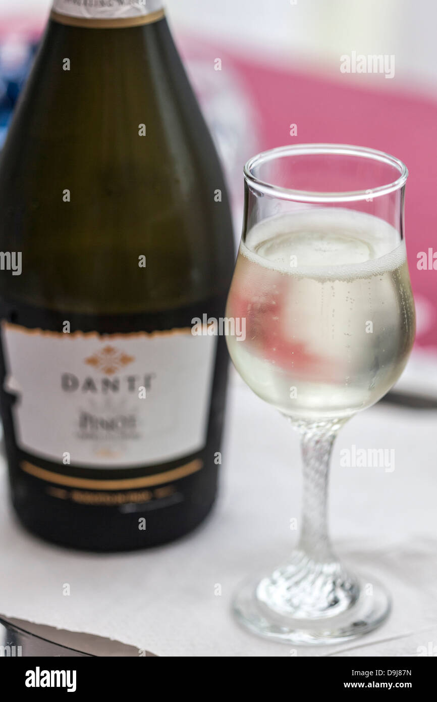 Un verre de champagne frais avec un vin blanc bouteille floue derrière Banque D'Images