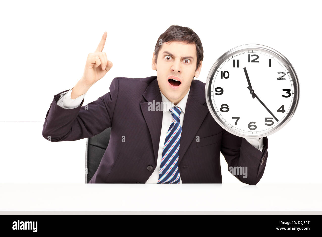 Angry businessman holding une horloge, isolé sur fond blanc Banque D'Images