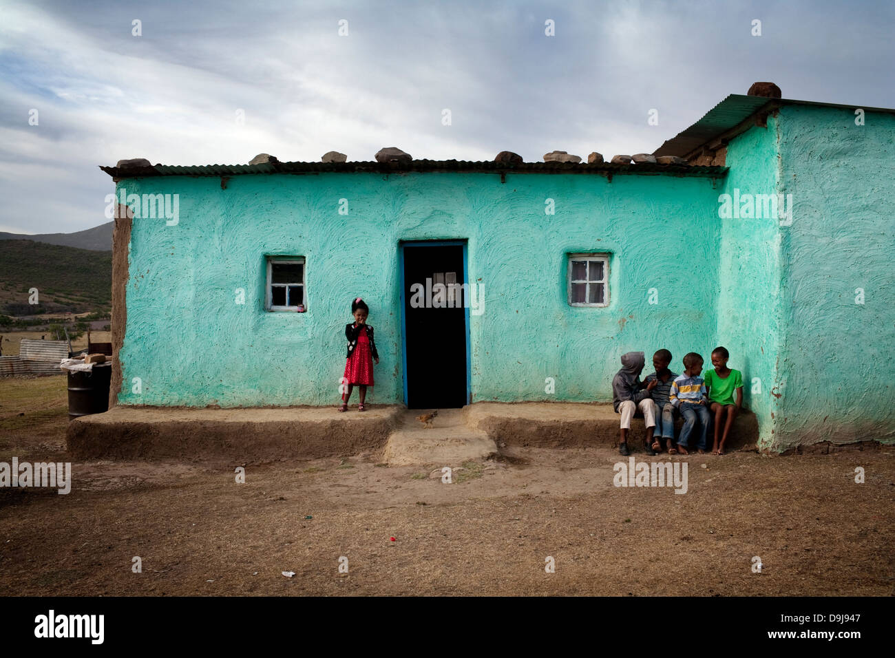 Chat Les enfants en dehors de leur accueil en milieu rural le Transkei, Afrique du Sud Banque D'Images