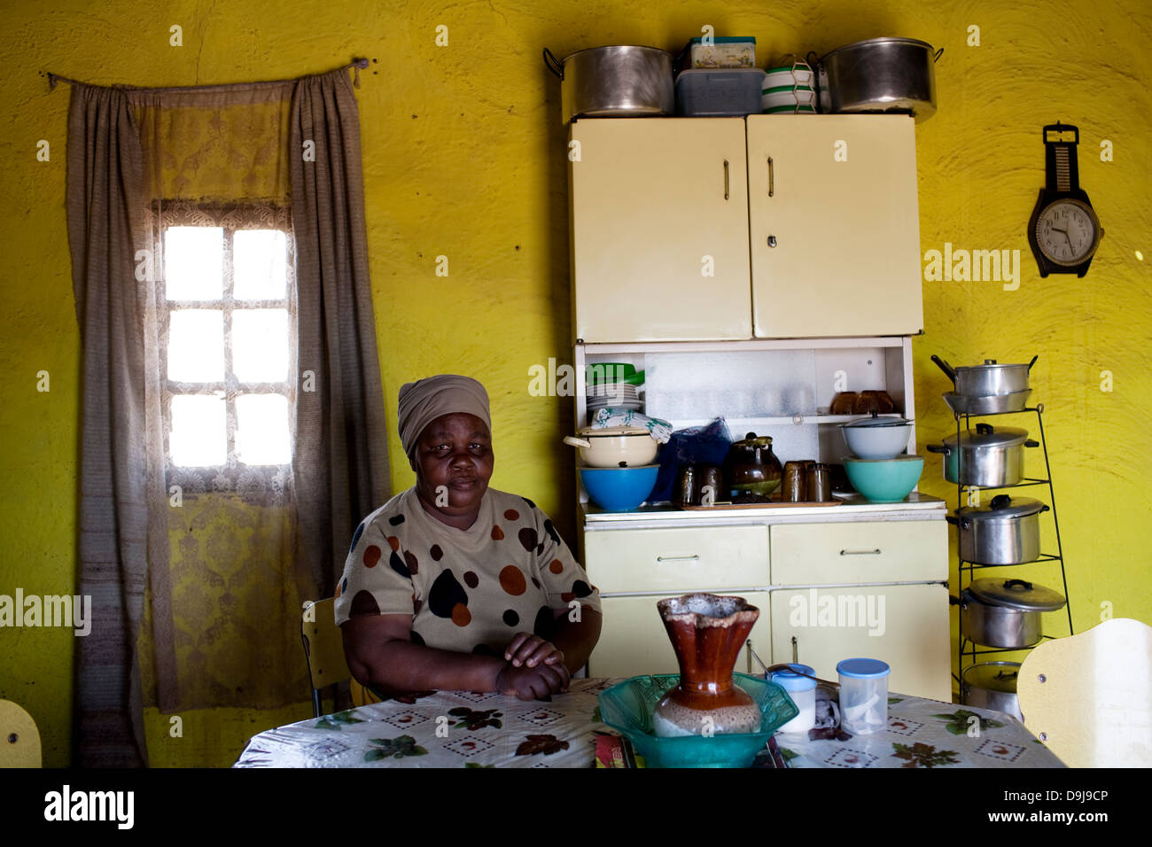 À l'intérieur d'une cuisine traditionnelle Xhosa en Afrique du Sud, le Transkei rural Banque D'Images