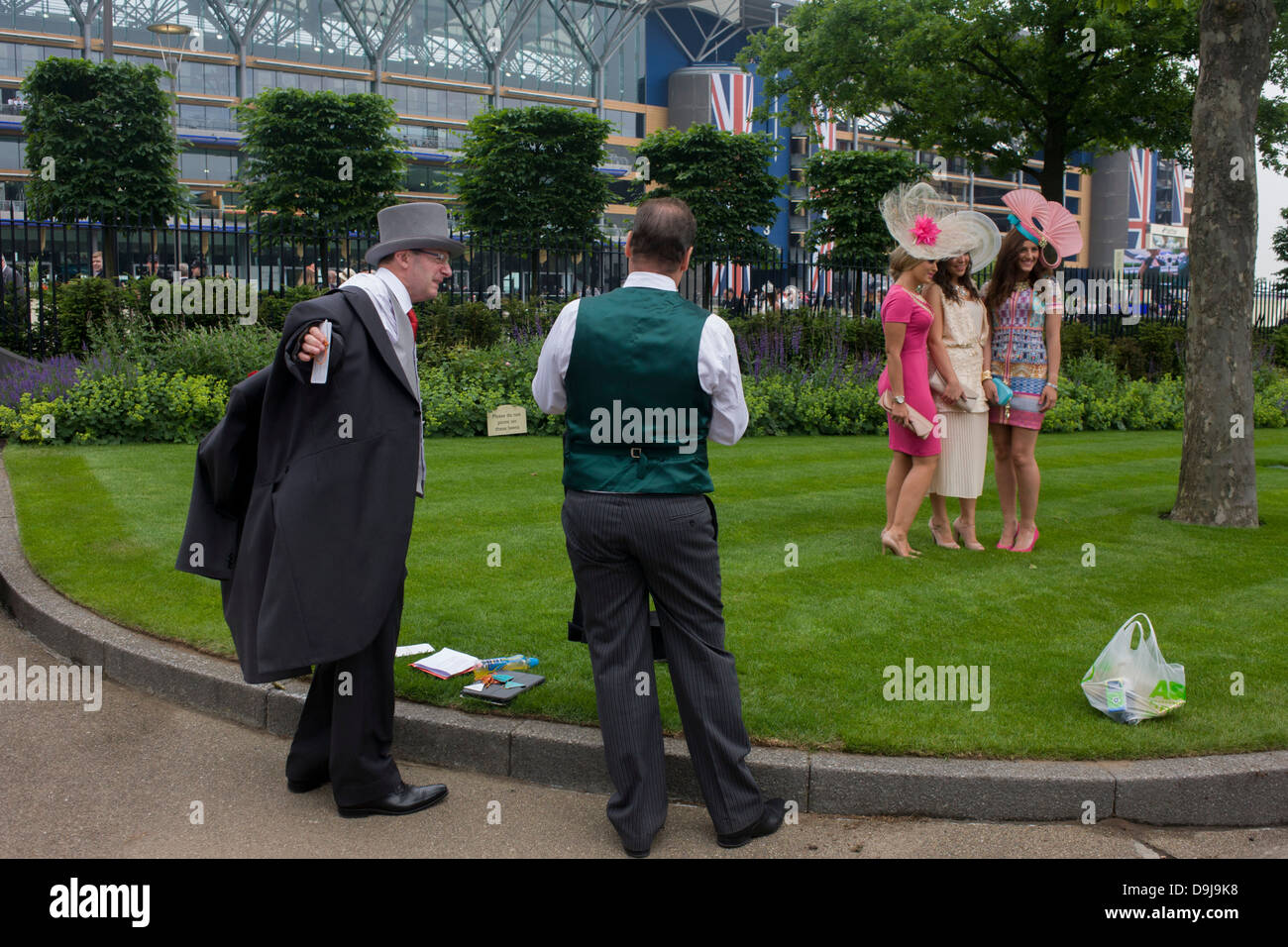 Moment délicat pour essayer de mettre la tenue de nouveau comme mesdames sont photographiés pour un photocall à l'assemblée annuelle de l'Royal Ascot horseracing festival à Berkshire, Angleterre. Royal Ascot est l'une des plus célèbres courses, et remonte à 1711. La reine Elizabeth et divers membres de la famille royale britannique. Tenue chaque année au mois de juin, c'est l'une des principales dates du calendrier sportif anglais et en été, des saisons. Plus de 300 000 personnes font la visite annuelle à Berkshire Ascot Royal pendant la semaine, ce qui en fait l'Europe's best-assisté réunion de courses avec plus de £3m prix en argent à gagner. Banque D'Images