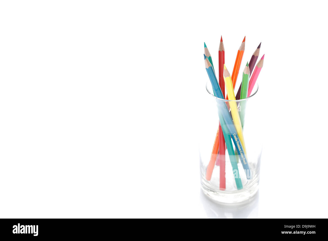 Un crayon de couleur dans un bocal en verre. Banque D'Images
