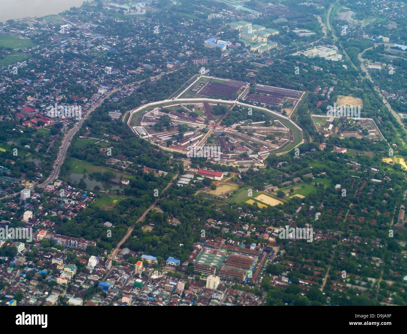 20 juin 2013 - Yangon, Myanmar - Une vue aérienne de la prison d'Insein à Yangon, situé dans la division de Yangon, près de Yangon (Rangoon), l'ancienne capitale du Myanmar (Birmanie). La prison a été utilisé largement pour réprimer les dissidents politiques. La prison est célèbre dans le monde entier pour ses conditions inhumaines, abusive, et utilise des techniques de torture mentale et physique. L'icône de la démocratie birmane, gagnante du prix Nobel de la paix, militant des droits de l'homme Aung San Suu Kyi, a été confiné à la prison d'Insein à trois reprises en 2003, 2007 et 2009. (Crédit Image : © Jack Kurtz/ZUMAPRESS.com) Banque D'Images