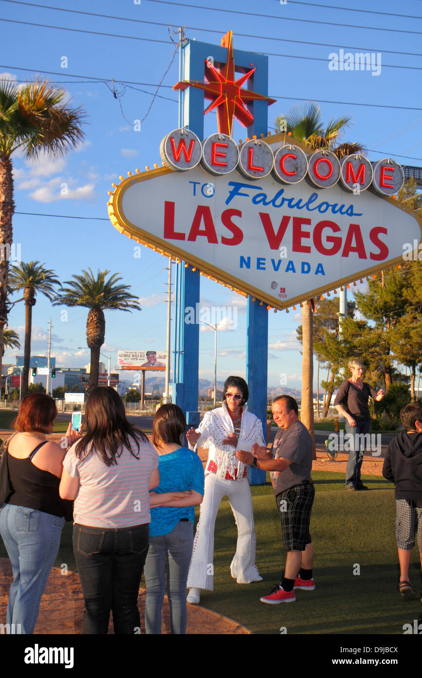 Las Vegas Nevada, South Las Vegas Boulevard, le Strip, Bienvenue au fabuleux panneau de Las Vegas historique, posant, poser, appareil photo, numérique, prendre homme hommes, femme Banque D'Images