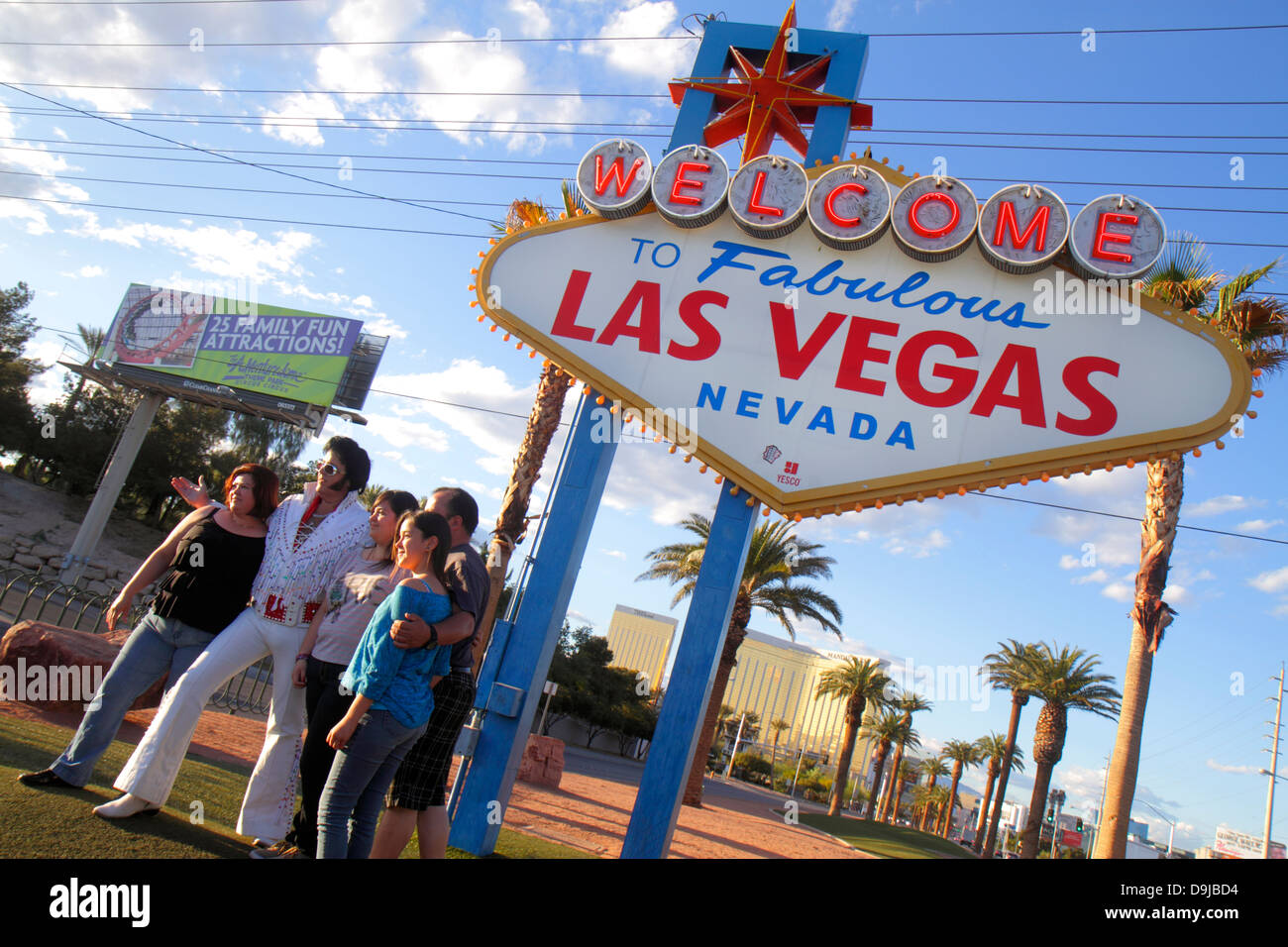 Las Vegas Nevada, South Las Vegas Boulevard, le Strip, Bienvenue au fabuleux panneau de Las Vegas historique, posant, poser, appareil photo, numérique, prendre homme hommes, femme Banque D'Images