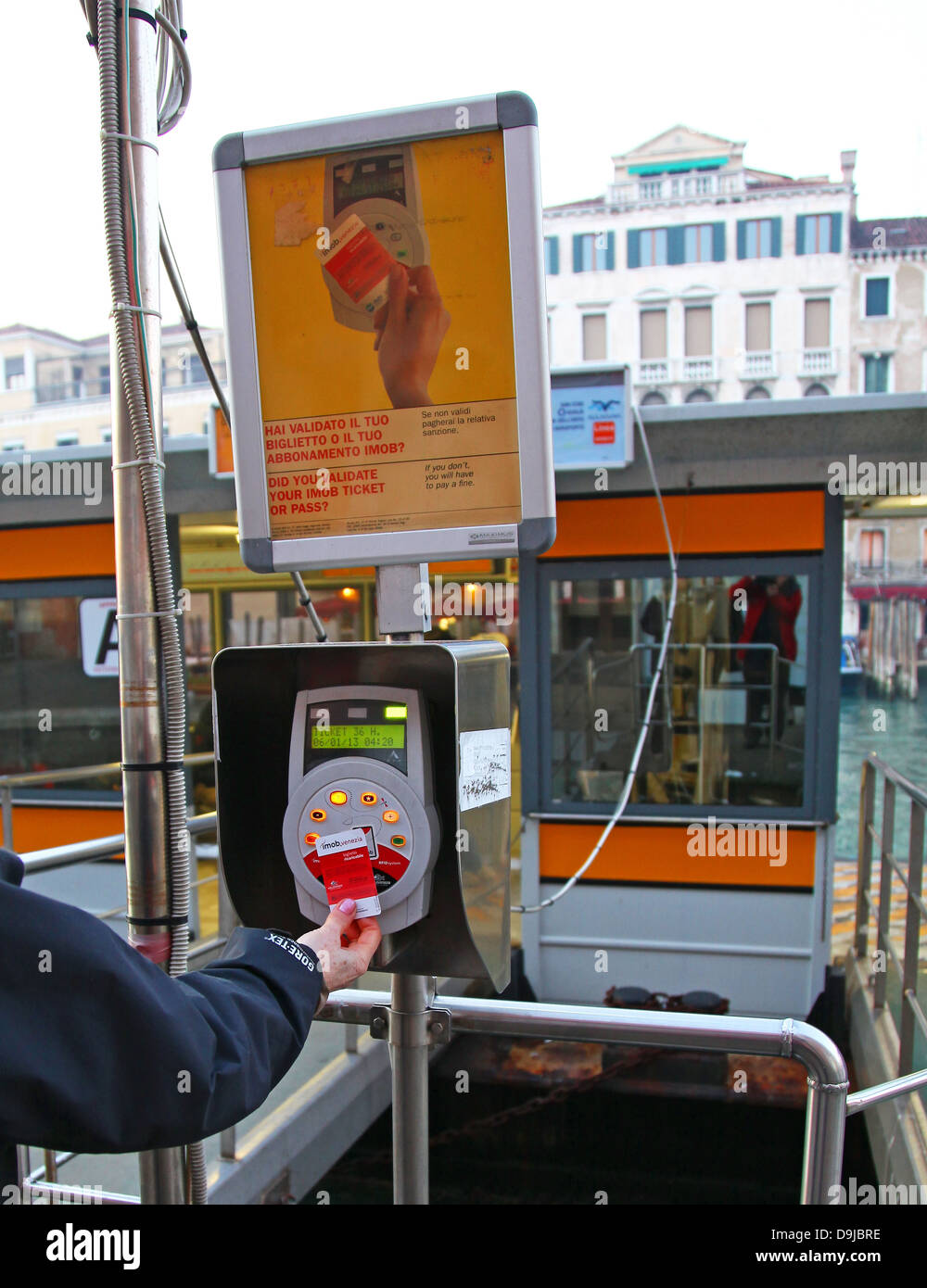 Une femme à l'aide du système automatisé pour le vaporetto ou bus de l'eau Venise Italie Banque D'Images