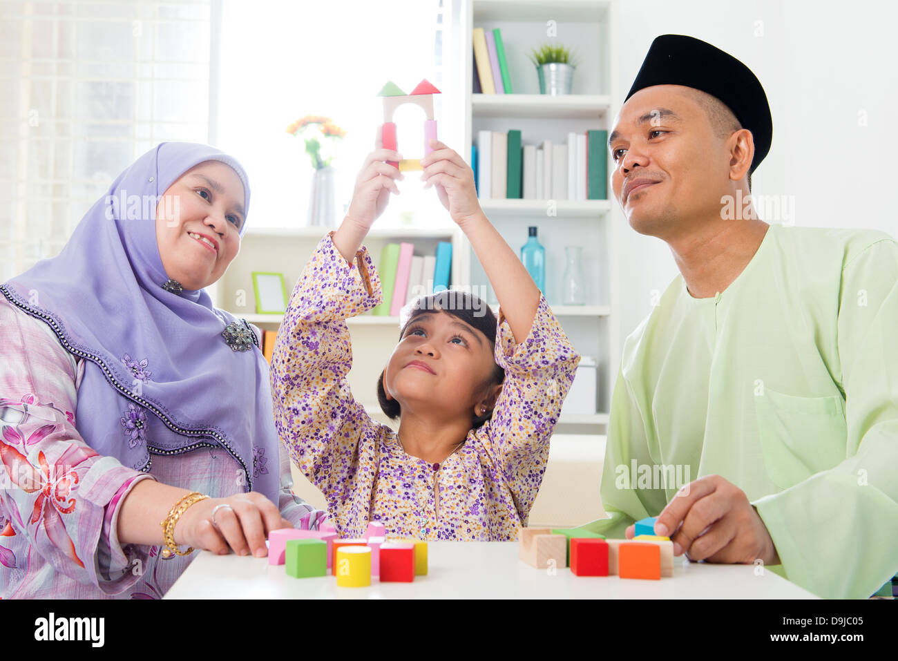 Malay famille à la maison. Jeune fille musulmane la construction d'une maison en bois. Les parents de l'Asie du Sud-Est et de l'enfant vivant de vie. Banque D'Images