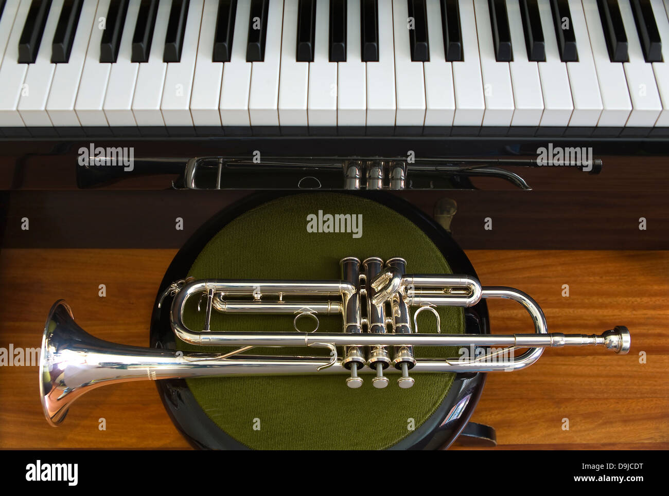 Trompette et piano Photo Stock - Alamy