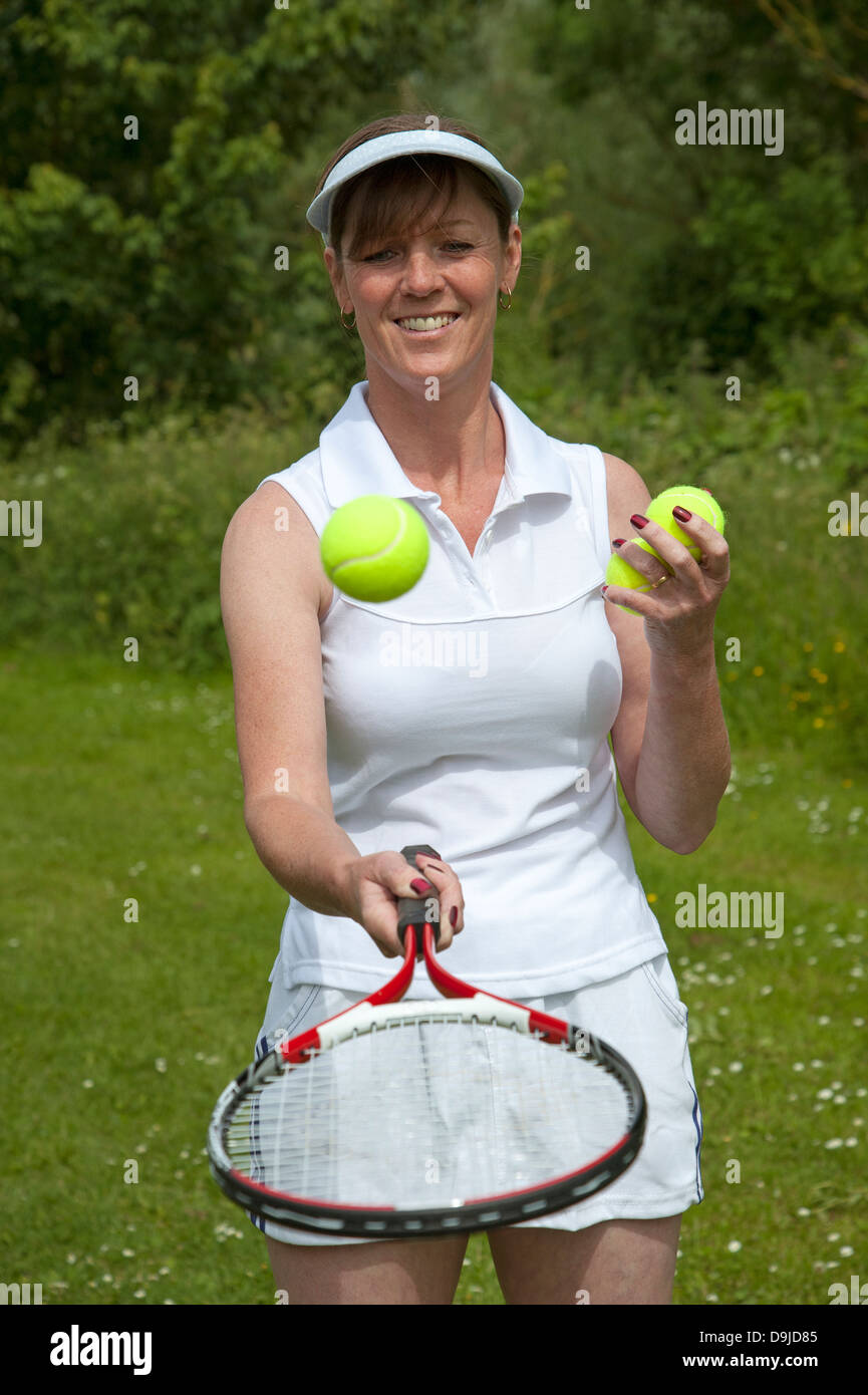 Tennis player avec raquette et balles. Banque D'Images