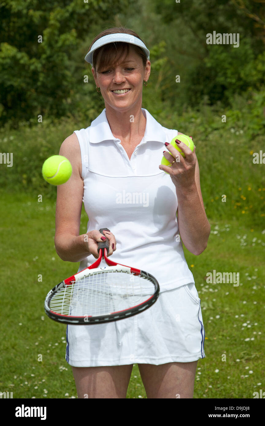 Tennis player avec raquette et balles. Banque D'Images