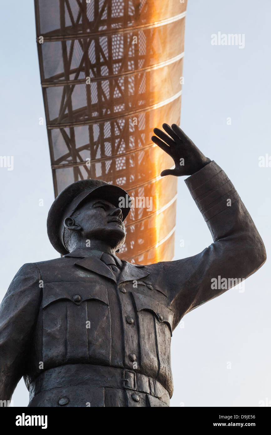 L'Angleterre, dans le Warwickshire, Coventry, Sir Frank Whittle, statue et les Arches Whittle Banque D'Images