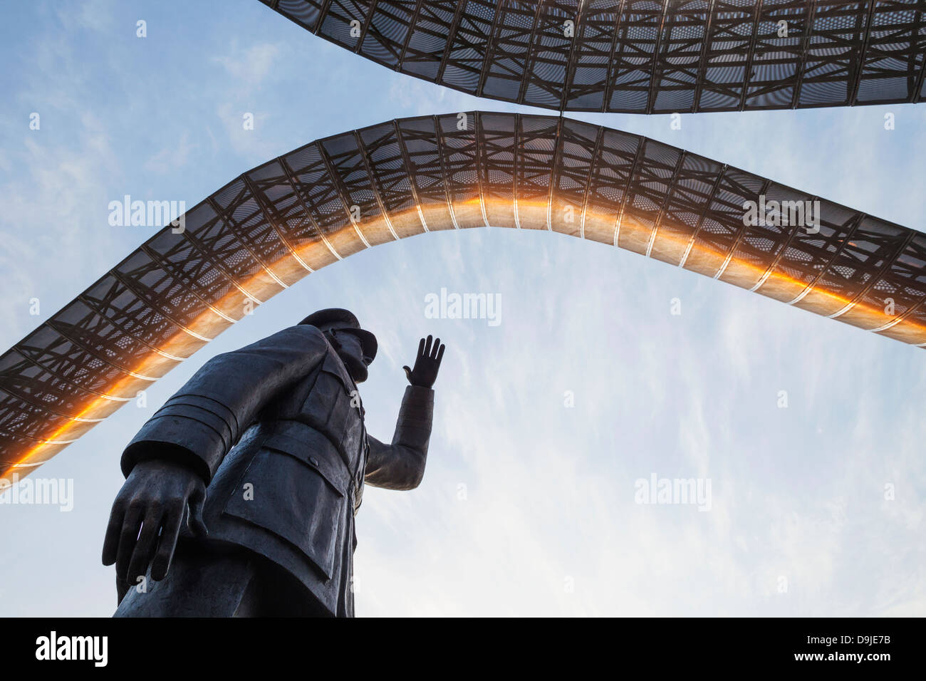 L'Angleterre, dans le Warwickshire, Coventry, Sir Frank Whittle, statue et les Arches Whittle Banque D'Images