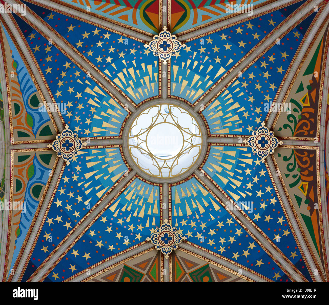 MADRID - 10 mars : fresques modernes à partir de la coupole de Santa Maria la Real de la cathédrale de l'Almudena en Mars 10, 2013 en Espagne. Banque D'Images