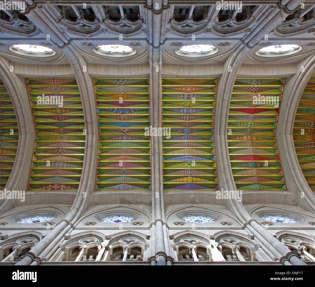 MADRID - 10 mars : moderne des fresques de plafond de Santa Maria la Real de la cathédrale de l'Almudena en Mars 10, 2013 en Espagne. Banque D'Images