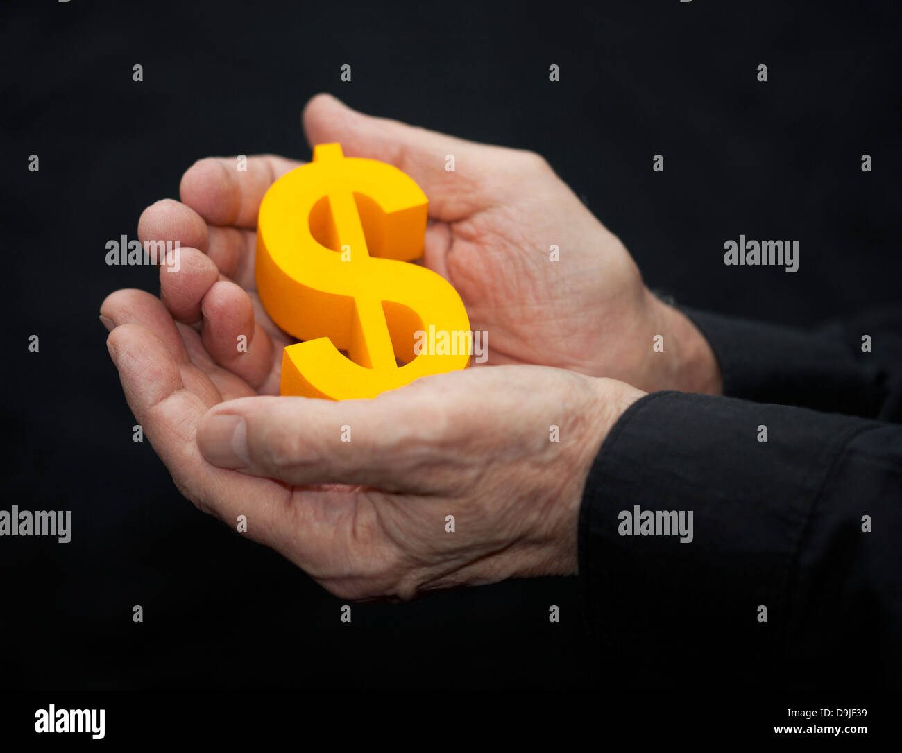 Vieilles mains avec symbole dollar Banque D'Images