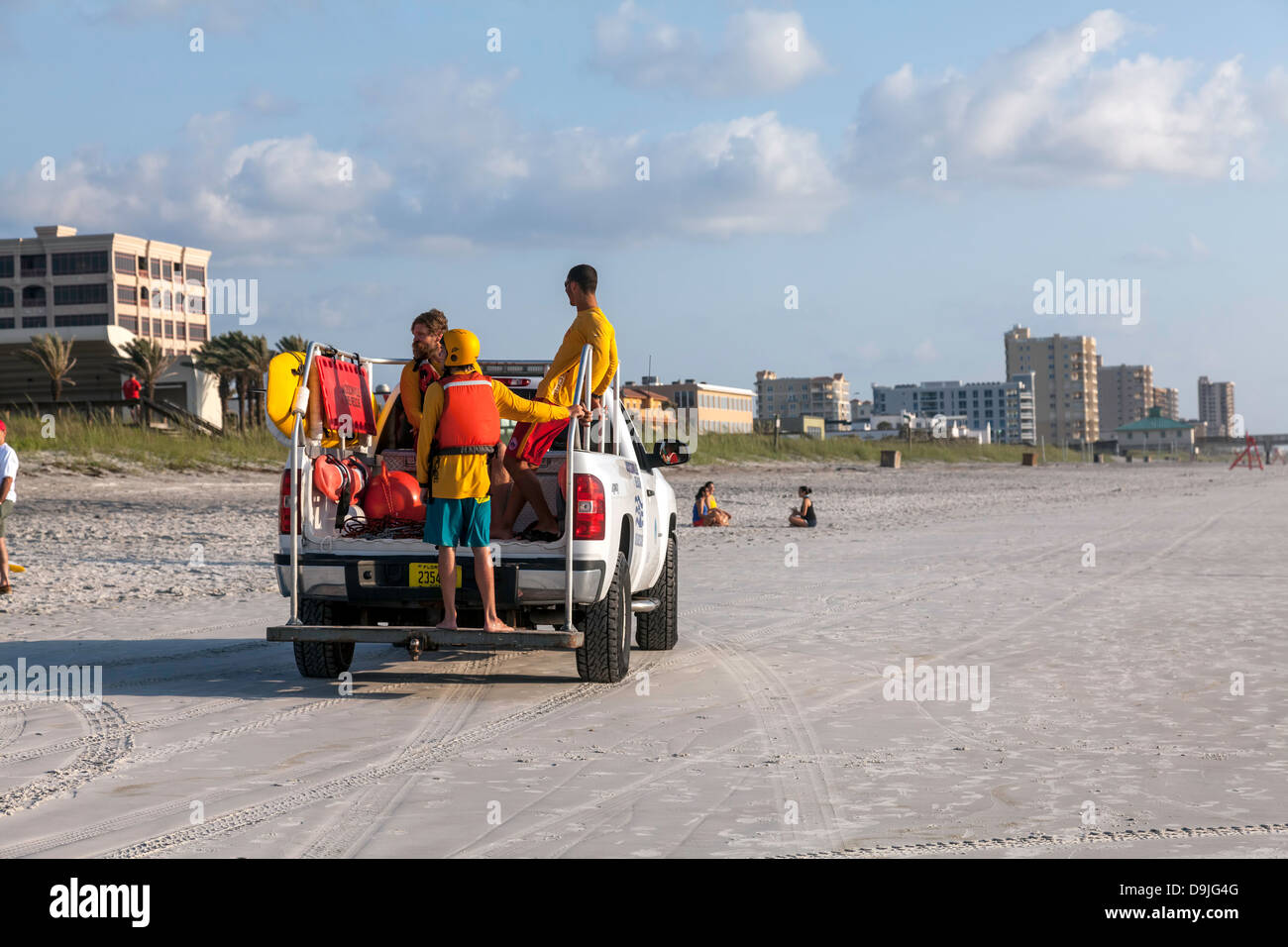 American Red Cross Volunteer Corps de Sauvetage véhicule de sauvetage de l'océan et les bénévoles de monter jusqu'Jacksonville Beach. Banque D'Images