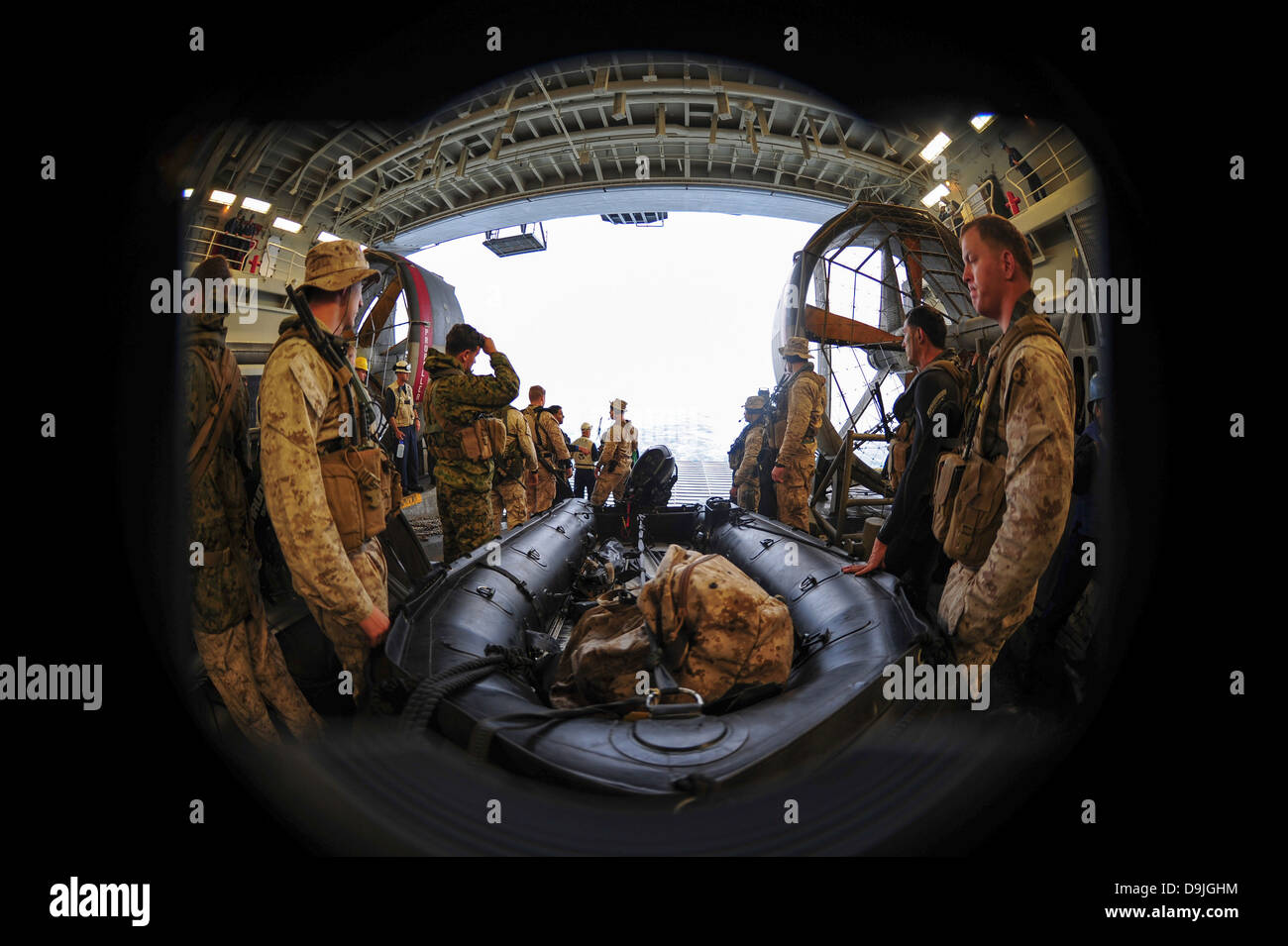 Les Marines américains du 13e Marine Expeditionary Unit lancer la lutte contre le maraudage en caoutchouc de l'engin de débarquement amphibie USS Boxer le 15 juin 2013 au large de San Diego, CA. Banque D'Images