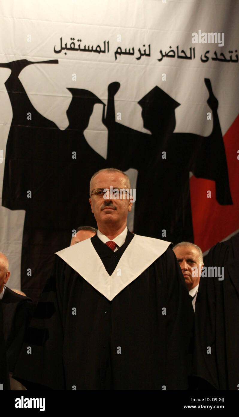 9 juin 2013 - Naplouse, Cisjordanie, territoire palestinien - (FILE) un fichier photo en date du 09 juin 2013 montre le premier Palestinien Meinister Rami Hamdallah assiste à une cérémonie de remise de diplômes à l'Université al-Najah dans la ville cisjordanienne de Naplouse. Médias ont publié le 20 juin 2013 que le nouveau Premier ministre Le président palestinien Mahmoud Abbas a dit qu'il voulait démissionner de son poste (crédit Image : © Nedal Eshtayah ZUMAPRESS.com)/Images/APA Banque D'Images