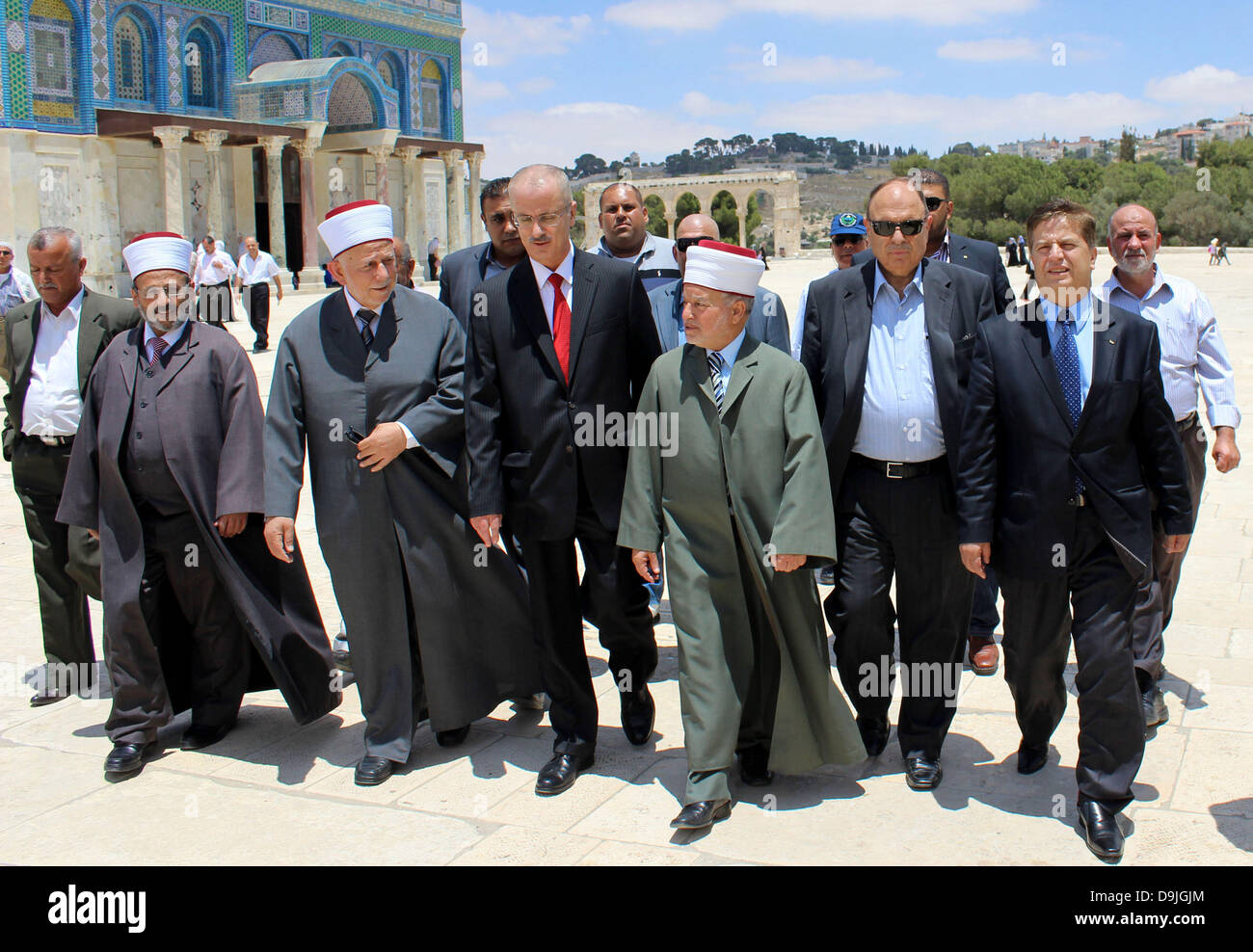 Le 21 février 2011 - Jérusalem, Jérusalem, territoire palestinien - (FILE) un fichier photo datée du 16 juin 2013 montre le premier Palestinien Meinister Rami Hamdallah, visite le dôme du Rocher de culte à Jérusalem. Médias ont publié le 20 juin 2013 que le nouveau Premier ministre Le président palestinien Mahmoud Abbas a dit qu'il voulait démissionner de son poste (crédit Image : © Saeed Qaq/APA Images/ZUMAPRESS.com) Banque D'Images