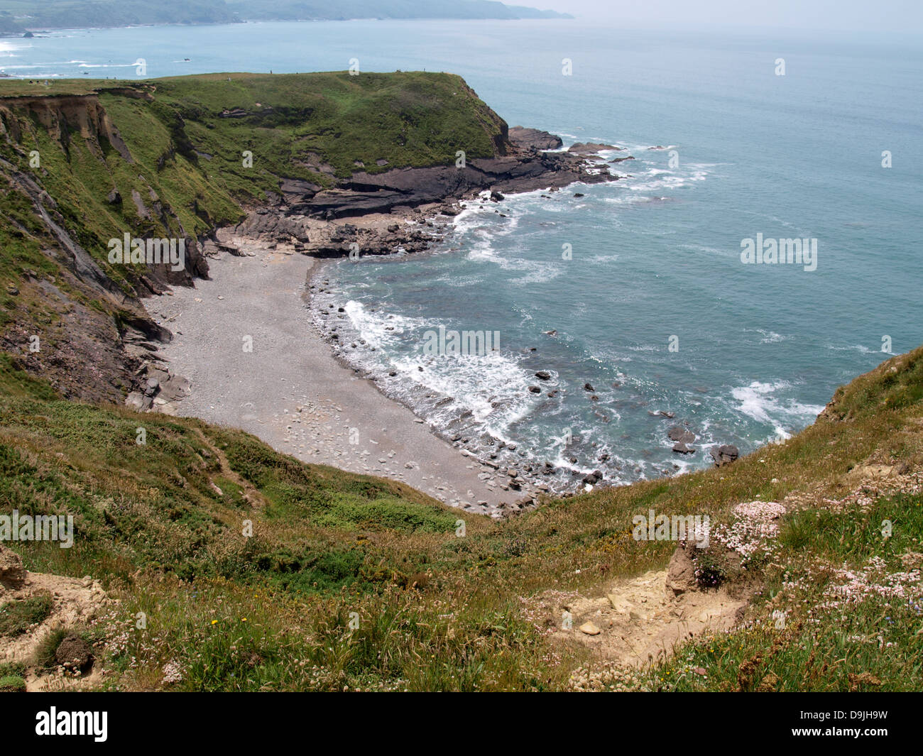 En regardant une petite plage, près de Widemouth Bay, Cornwall, UK 2013 Banque D'Images