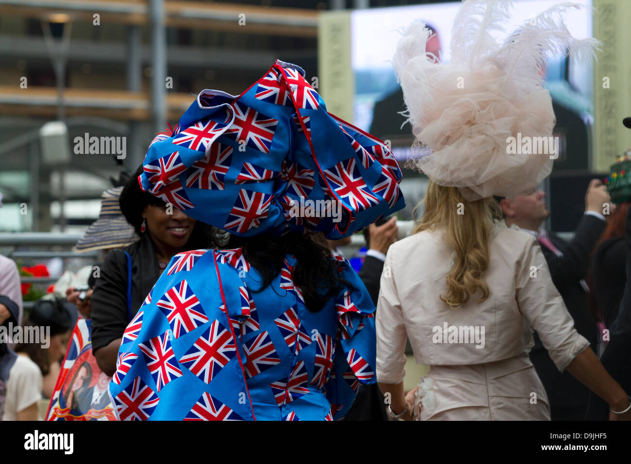 Ascot, Berkshire, Royaume-Uni. 20 juin 2013. Troisième jour de Royal Ascot est traditionnellement connue comme mesdames jour. Les Dames sport un assortiment de chapeaux colorés du parti conservateur à l'état sauvage et excentriques. Credit : amer ghazzal/Alamy Live News Banque D'Images