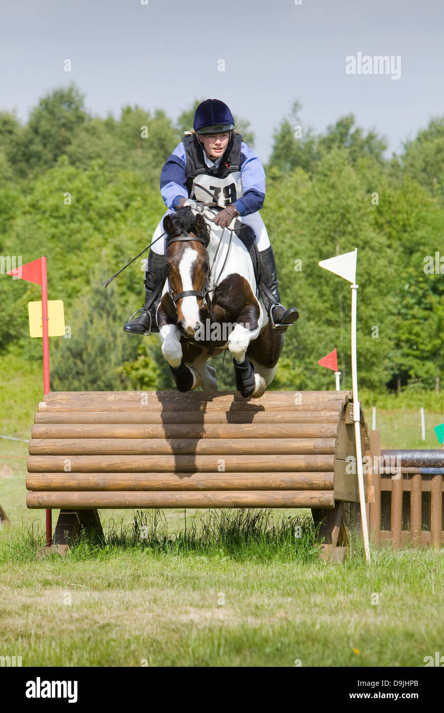 Un concurrent de prendre part à un événement d'une journée. L'événement est composé de dressage, cso et Cross Country. Banque D'Images