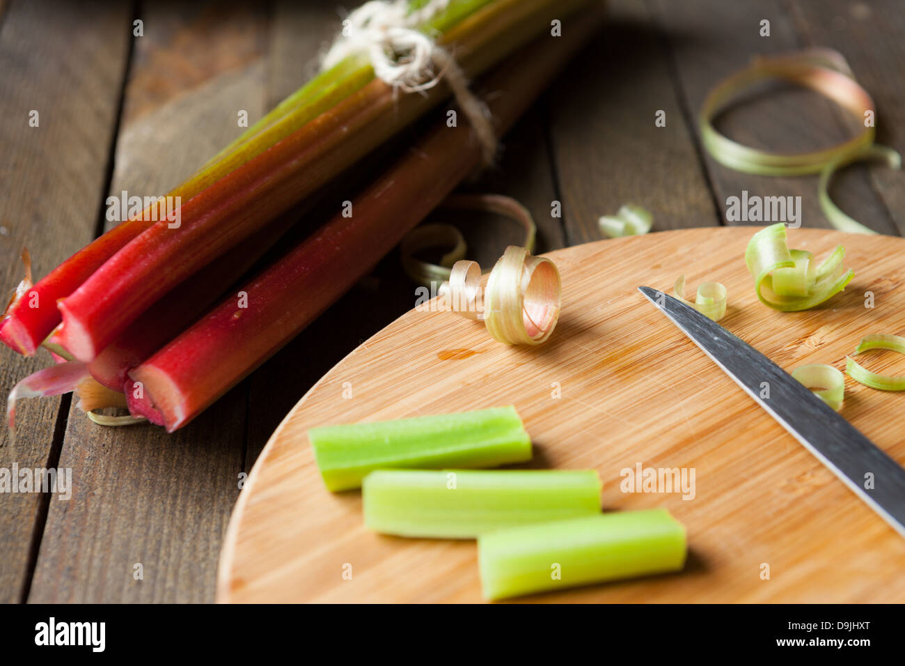 Bouquet de rhubarbe et de pièces sur le plateau, de l'alimentation close up Banque D'Images