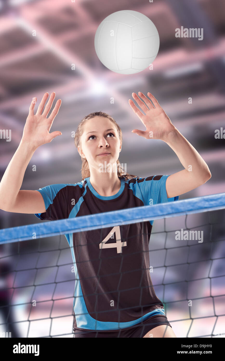 Joueur de volley-ball féminin avec une balle Banque D'Images