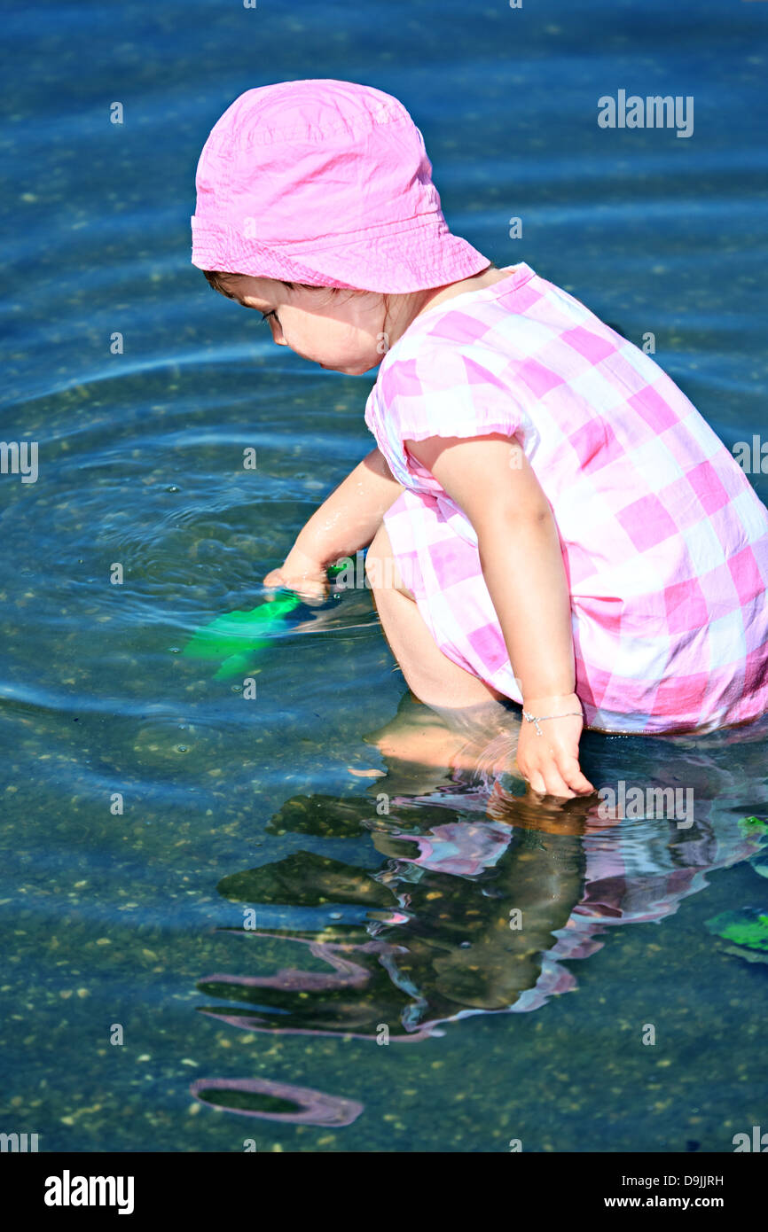 Une petite fille jouant dans l'eau Banque D'Images