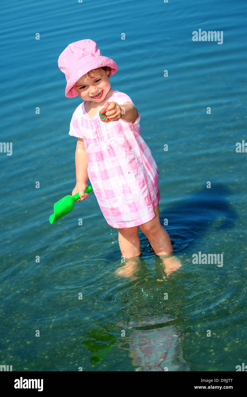 Une petite fille jouant dans l'eau Banque D'Images