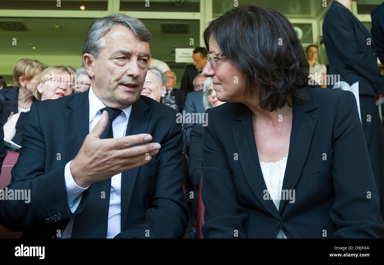 Premier ministre de Rhénanie-palatinat Malu Dreyer (R) des entretiens avec le président Wolfgang Niersbach DFB durant le public service commémoratif pour Ottmar Walter au Fritz-Walter-Stadion de Kaiserslautern, Allemagne, 20 juin 2013. Ottmar Walter, qui faisait partie de l'équipe gagnante de la Coupe du monde allemande le 04 juillet 1954, est décédée le 16 juin 2013 à l'âge de 89 ans. Photo : UWE ANSPACH Banque D'Images