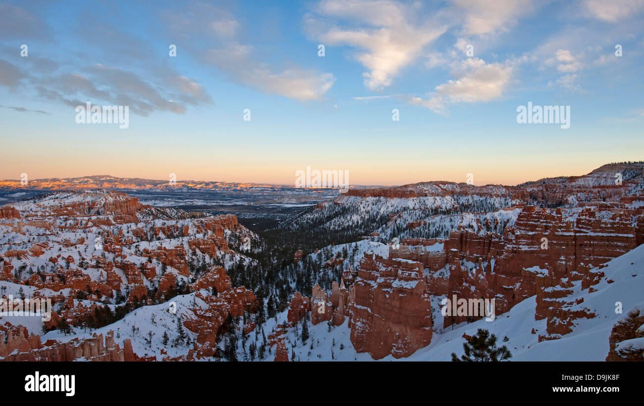 Formations de roche et de neige Hoodoo au coucher du soleil, l'Amphithéâtre de Bryce, Bryce Canyon National Park, Utah, United States of America Banque D'Images