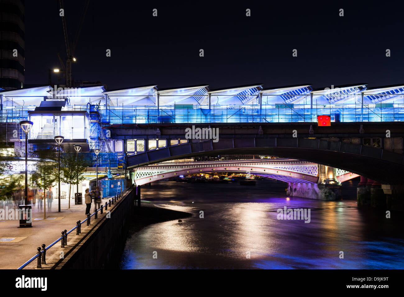 Avis de Blackfriars Bridge, Blackfriars gare de nuit Banque D'Images