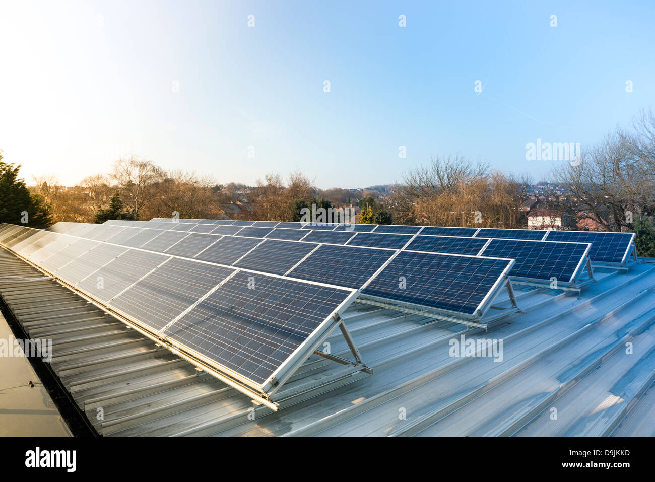 Des panneaux solaires photovoltaïques sur un toit d'usine. Banque D'Images