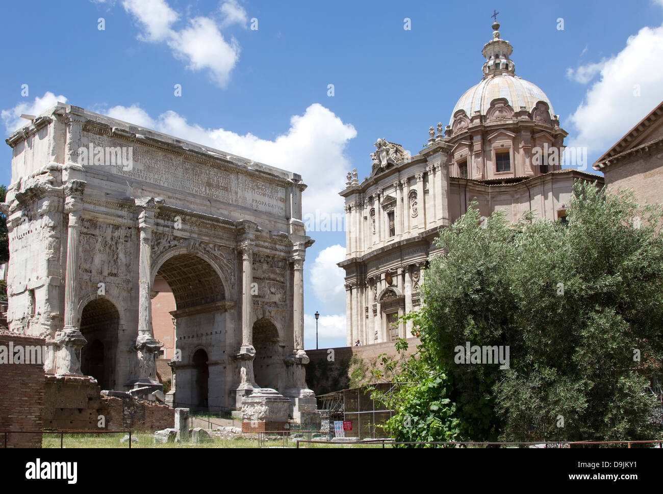 Arc de Septime Sévère et de l'église Santi Luca e Martina, Forum Romain, Rome, Italie. Banque D'Images