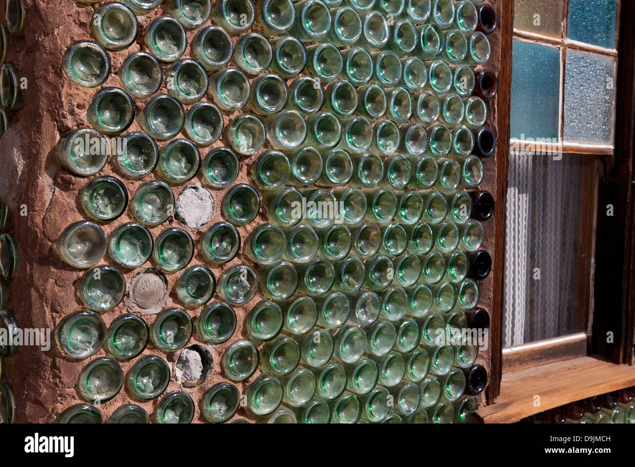 Vue détaillée des bouteilles en verre de couleur sur l'extérieur de la bouteille  maison / Dorsey's Dog House, faite de bouteilles de verre, calicot Photo  Stock - Alamy