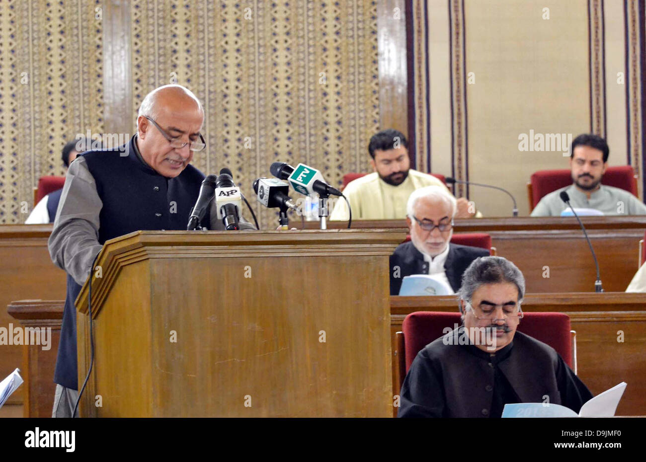 Le Ministre en chef du Baloutchistan, Dr. Abdul Malik Baloch présente le Budget Annuel Provincial 2013-2014 au cours de la session de l'assemblée tenue au bâtiment d'assemblage du Baloutchistan à Quetta le Jeudi, Juin 20, 2013. Banque D'Images