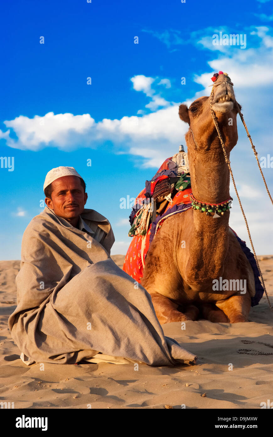 Chamelier attend que les clients des dunes de sable de Sam à Jaisalmer, Inde. Banque D'Images