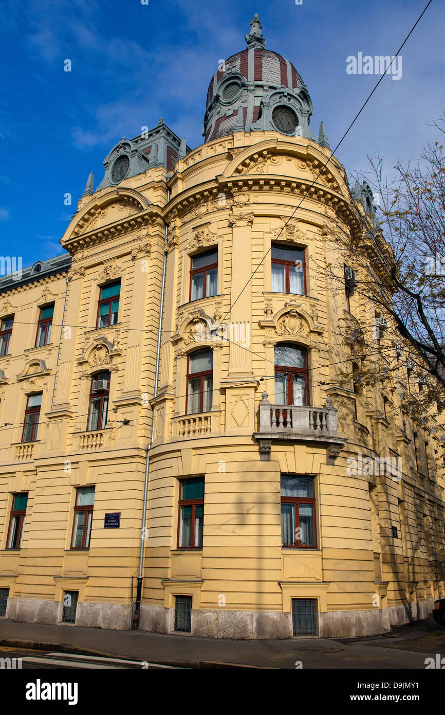 Le long de l'architecture baroque Mihanoviceva Street près de la gare dans la partie basse de la ville de Zagreb, Croatie. Banque D'Images